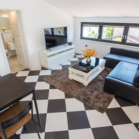Black & White Apartment ロヴィニ エクステリア 写真