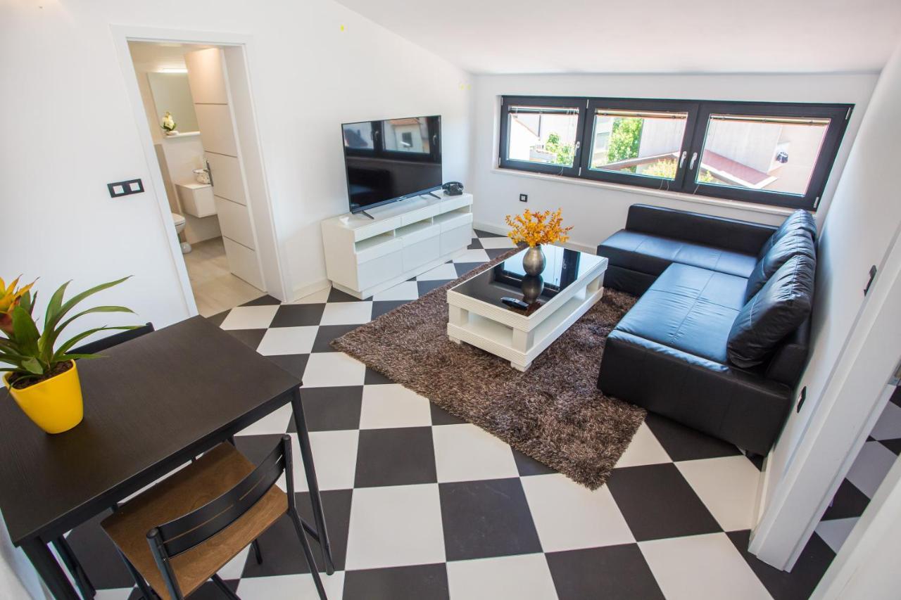 Black & White Apartment ロヴィニ エクステリア 写真