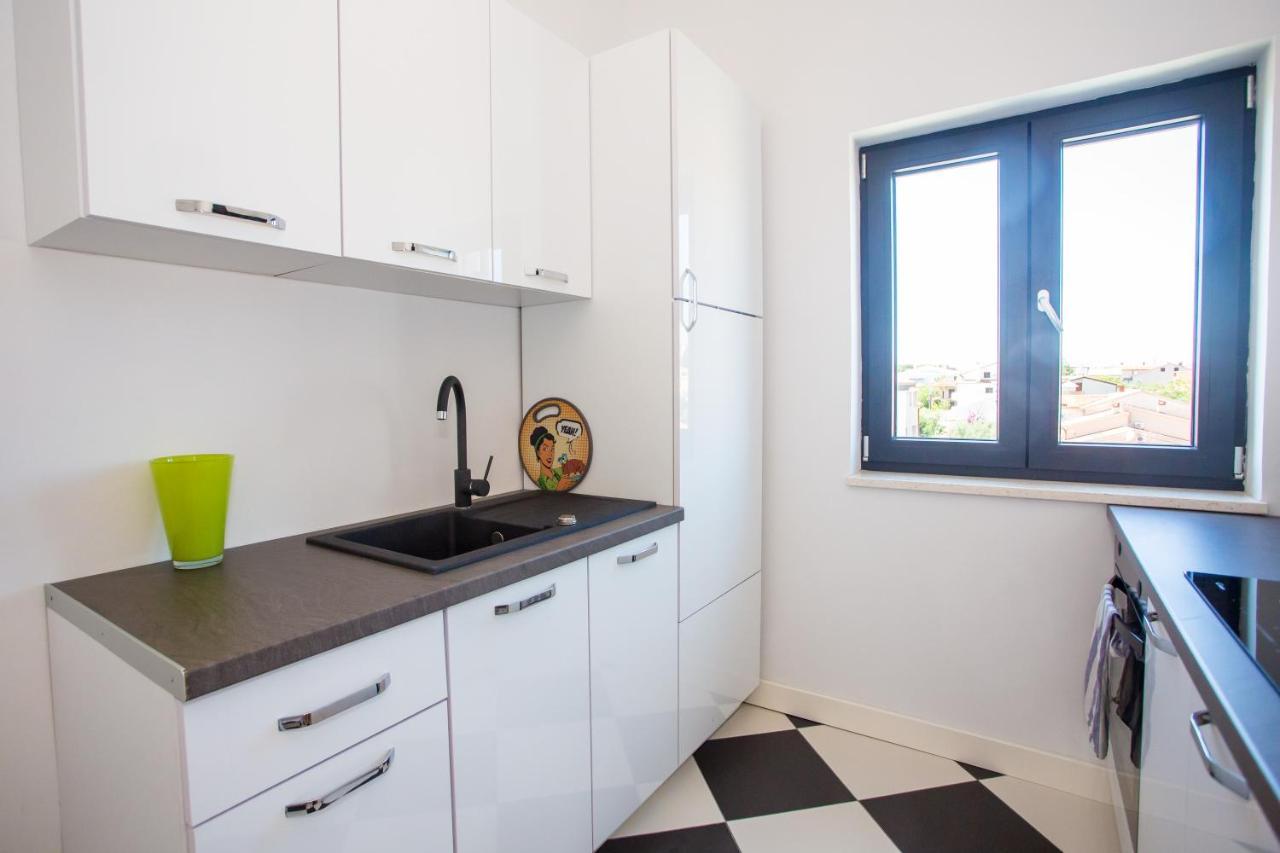 Black & White Apartment ロヴィニ エクステリア 写真