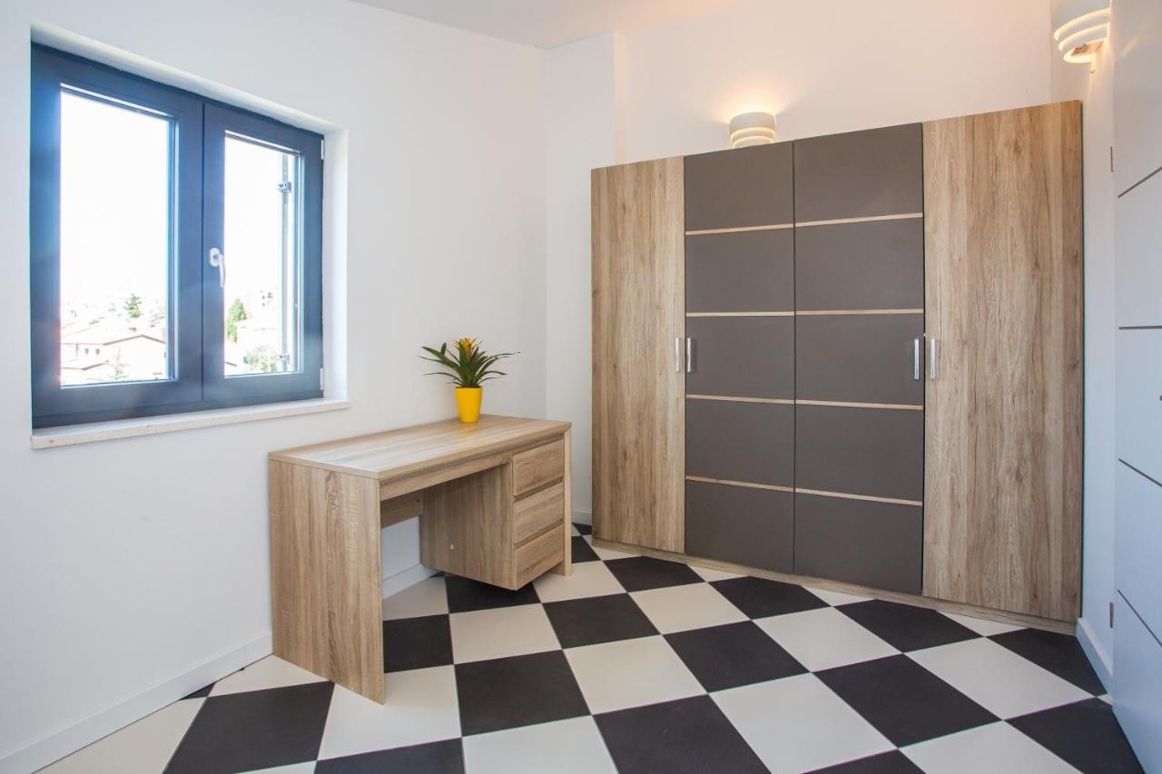Black & White Apartment ロヴィニ エクステリア 写真