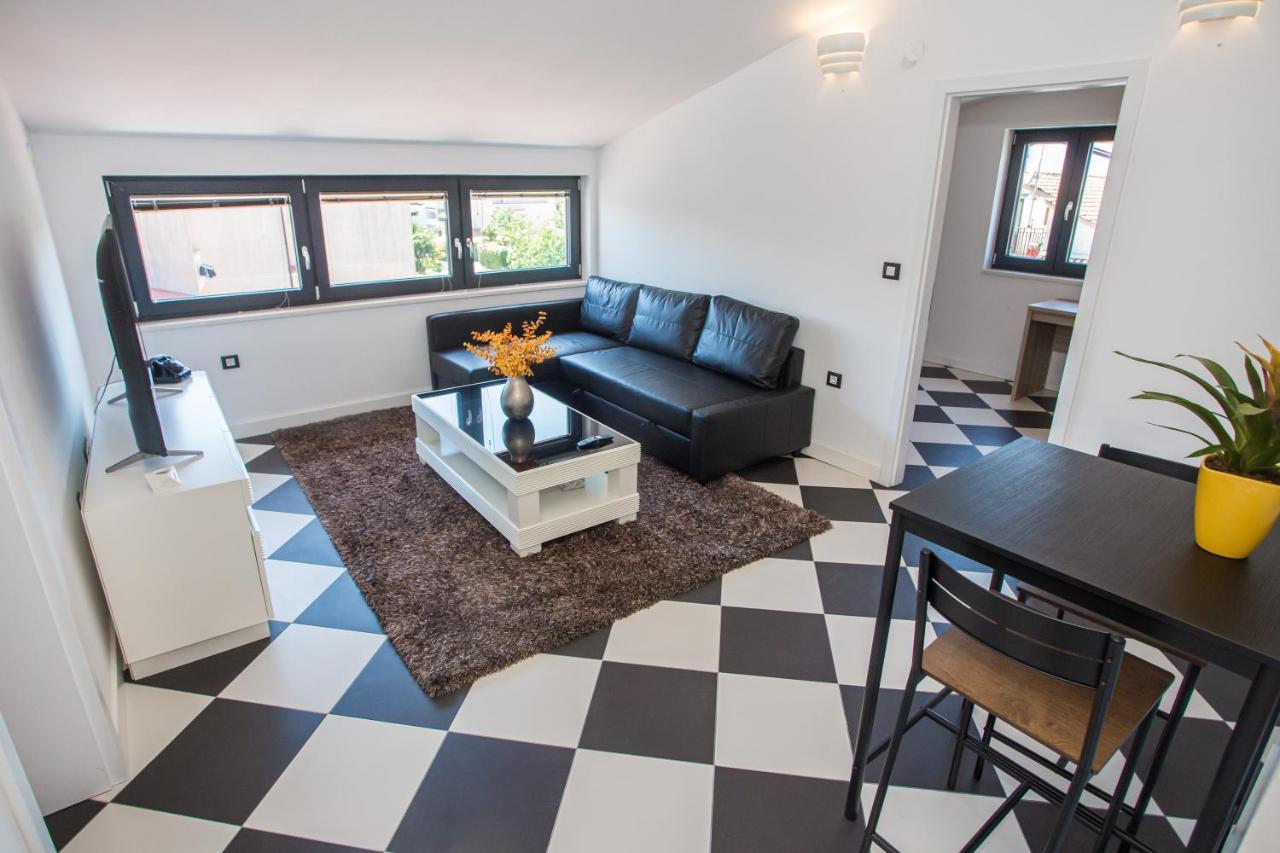 Black & White Apartment ロヴィニ エクステリア 写真