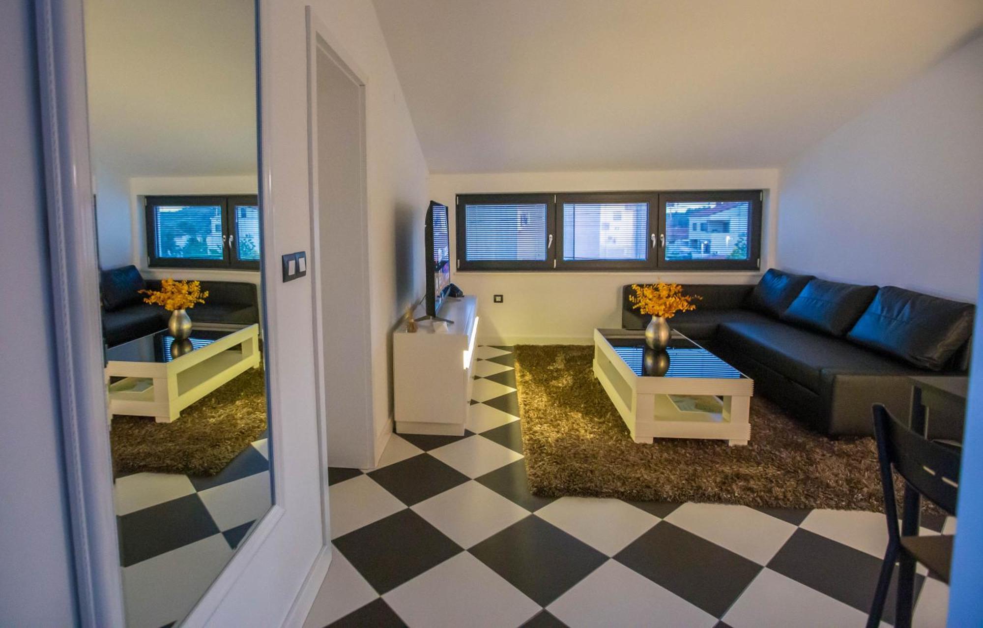 Black & White Apartment ロヴィニ エクステリア 写真